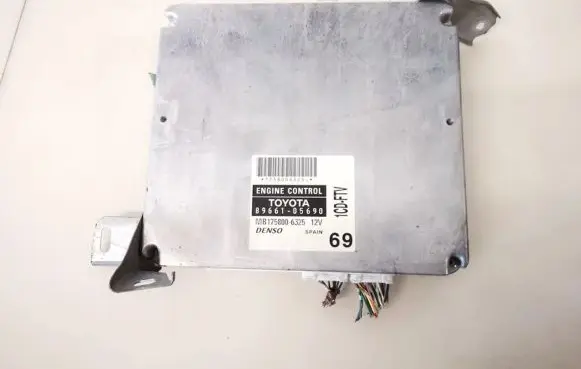 Toyota Avensis T250 Engine control unit/module 8966105690 89661-05690