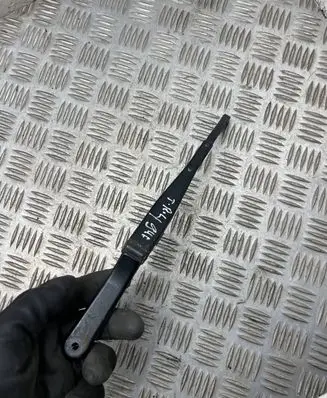 Rear wiper blade arm