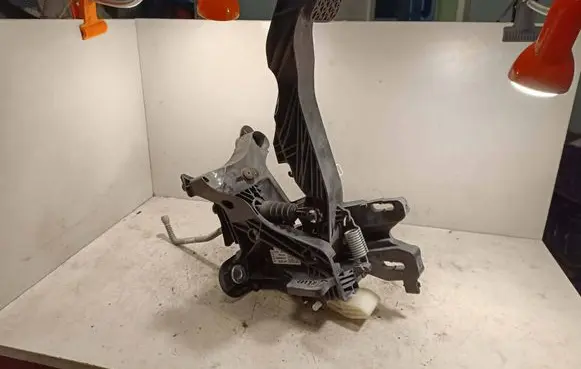 Opel Insignia B Clutch pedal 84201828