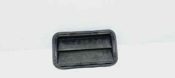 Quarter panel pressure vent