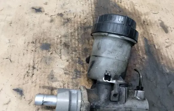 Volvo S40, V40 Master brake cylinder L481373
