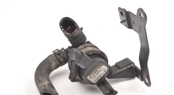 Volkswagen Touareg I Water pump 7L0985561A