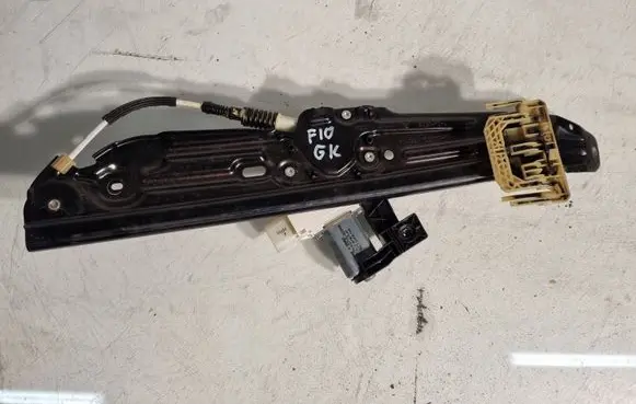 Rear door manual window regulator