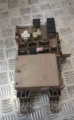 Toyota Corolla Verso E121 Fuse module 8264113040