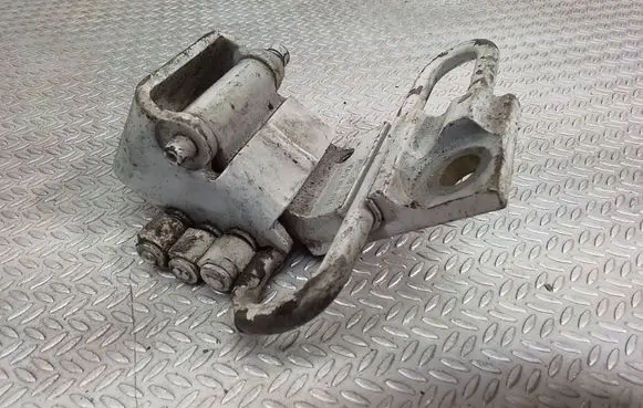 Volkswagen Caddy Front door lower hinge 1T0831412A