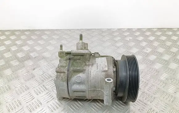 Volvo XC60 Air conditioning (A/C) compressor (pump) 31332533 P31332533 090380093B4