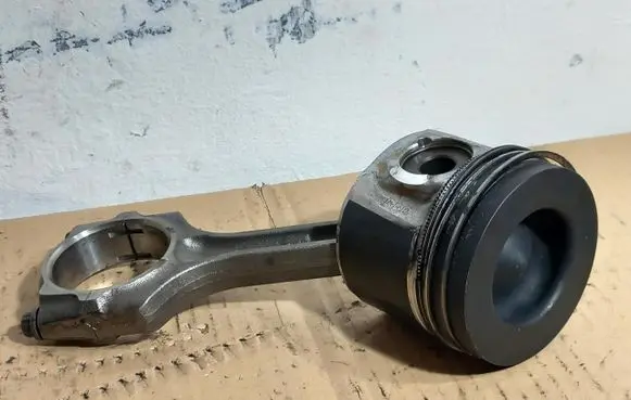 Honda CR-V Piston with connecting rod