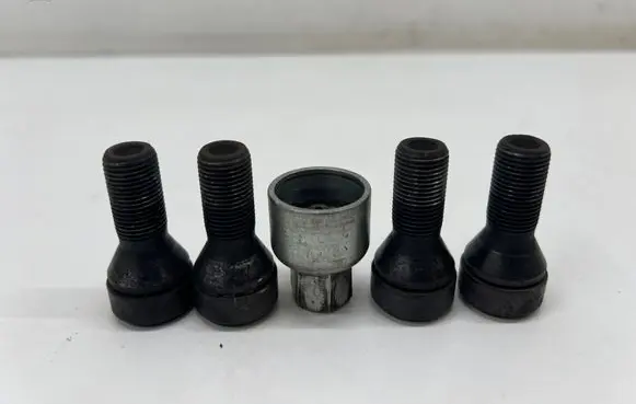 Mini Cooper Countryman F60 Anti-theft wheel nuts and lock 