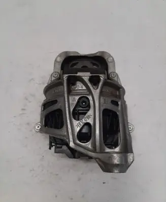 Engine mount vacuum valve