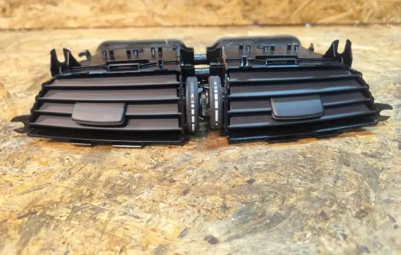 Mercedes-Benz C W204 Dash center air vent grill A2048306054