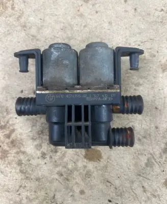 BMW 5 E39 Coolant heater control valve 8374995 1147412137
