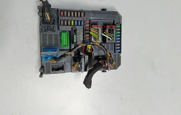 Peugeot 308 Fuse module 9807054180 E1111754