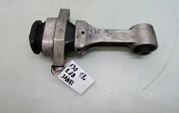 Hyundai i30 fastback Engine mounting bracket