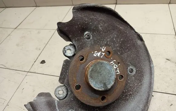 Rear wheel hub spindle/knuckle
