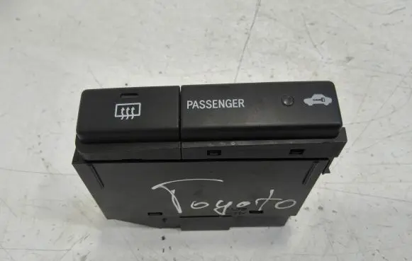 Toyota Avensis T250 Windscreen/window heater switch