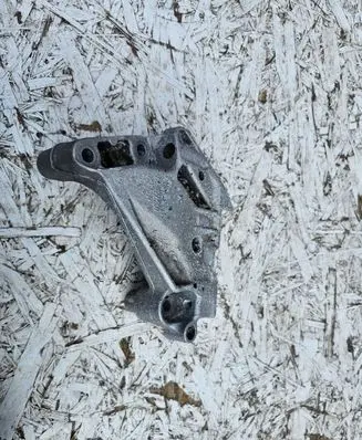 Volkswagen Golf VIII Engine mounting bracket