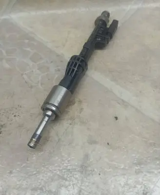 BMW X3 F25 Fuel injector 7597870 10213541