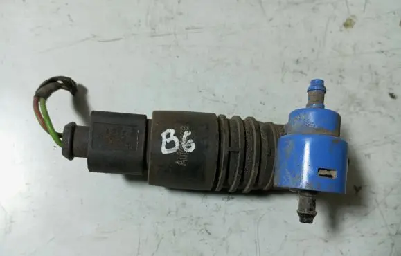 Volkswagen PASSAT B6 Windscreen/windshield washer pump