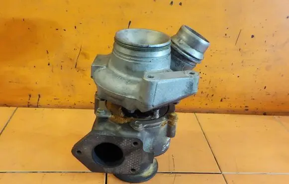 BMW 5 E60 E61 Turbo 4913511330