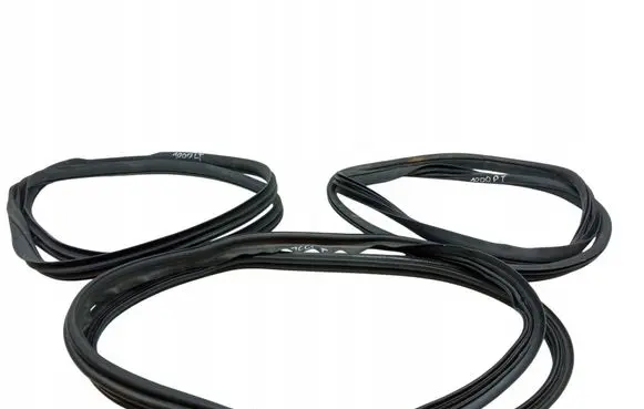 Mercedes-Benz C W205 Rubber seal front door (on door)
