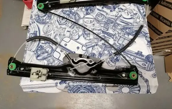 BMW X3 F25 Front window lifting mechanism without motor V20-8249 51337355636