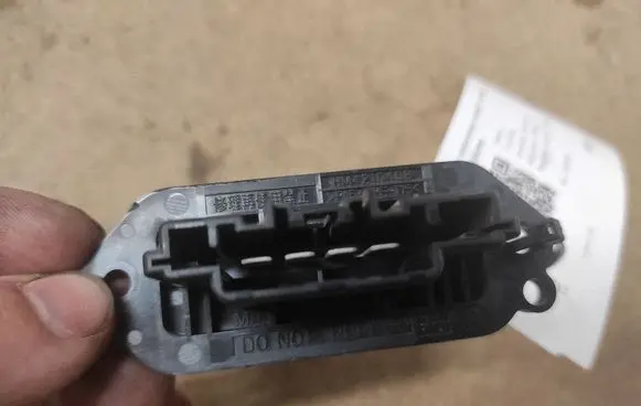 Mazda 3 I Heater blower motor/fan resistor HM421040B