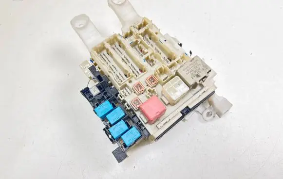 Toyota RAV 4 (XA30) Fuse box set 8273042011 7L121739