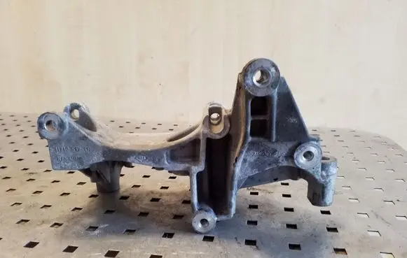 Nissan X-Trail T32 Generator/alternator bracket 117105124R