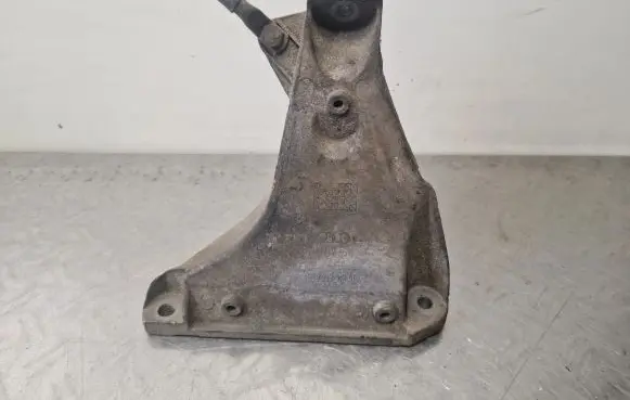 Volkswagen PASSAT B5.5 Engine mounting bracket 8D0199308AB
