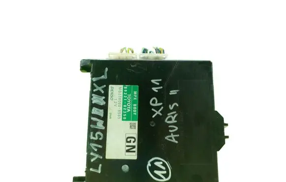 Toyota Yaris Fuse box set 8922102350 BEZPIECZNIKOW