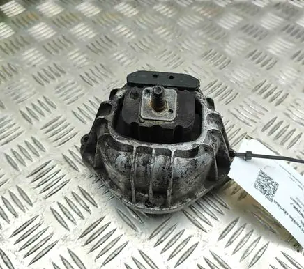 BMW 1 E81 E87 Engine mount bracket 6768799