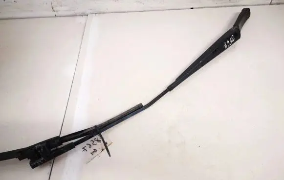 Skoda Octavia Mk2 (1Z) Front wiper blade arm