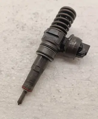 Volkswagen Golf V Fuel injector 038130073BN 0414720313