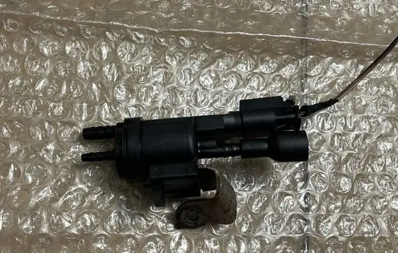 Mercedes-Benz CLA C118 X118 Turbo solenoid valve A0005003201