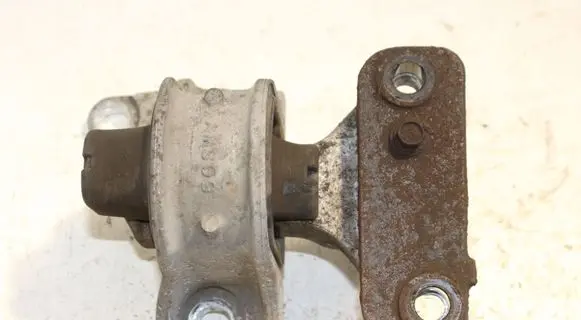 Honda CR-V Engine mount bracket