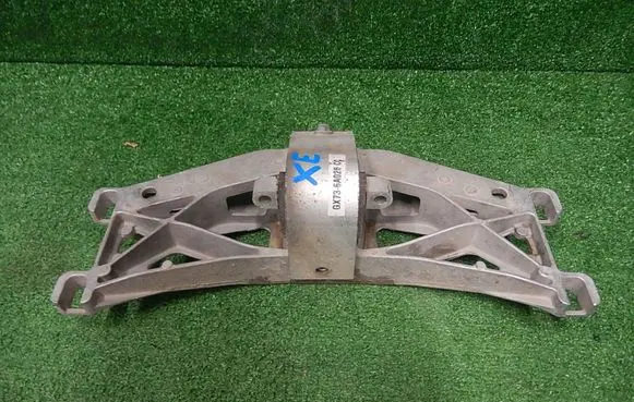 Jaguar XE Gearbox mounting bracket 6A026
