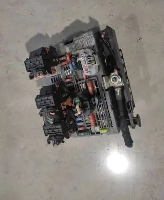 Peugeot 308 Fuse module 9666700480