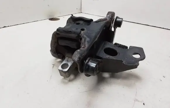 Skoda Fabia Mk1 (6Y) Engine mount bracket 6Q0199555