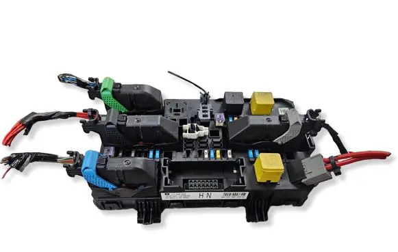 Opel Astra H Fuse module 13220829