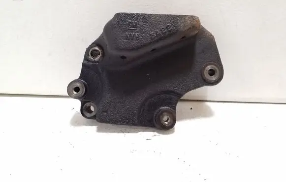 Engine mounting bracket