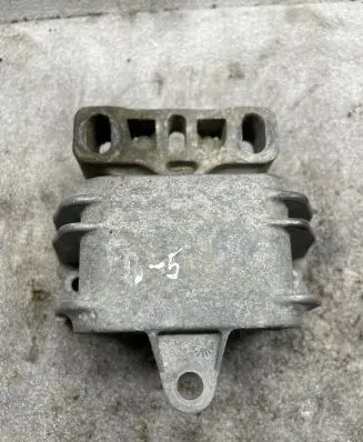 Volkswagen PASSAT B7 USA Engine mount bracket 1J0199555