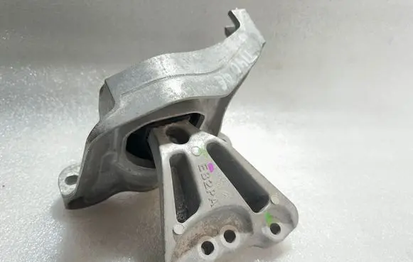 Engine mount bracket