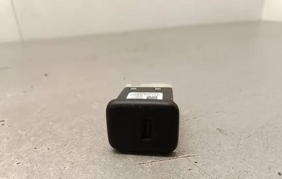 Opel Insignia B USB socket connector 13596807 WT40018004847