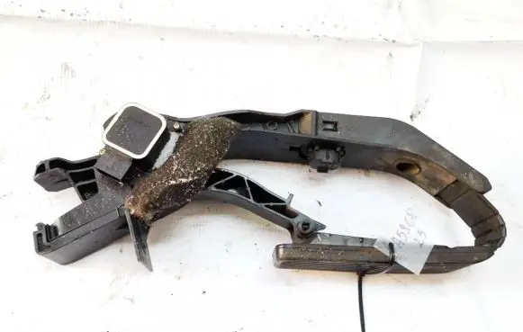Mercedes-Benz C W203 Accelerator throttle pedal a2033000104