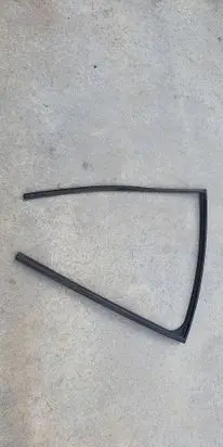 Nissan Leaf I (ZE0) Rubber seal rear door window/glass 