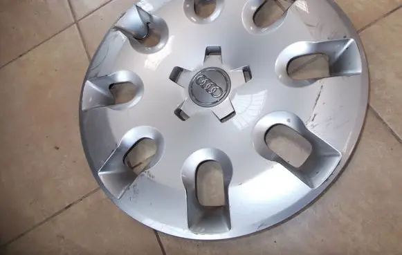 Audi A1 R16 wheel hub/cap/trim 8X0601147