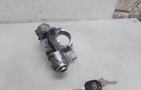 Toyota Avensis T250 Ignition lock 450200504
