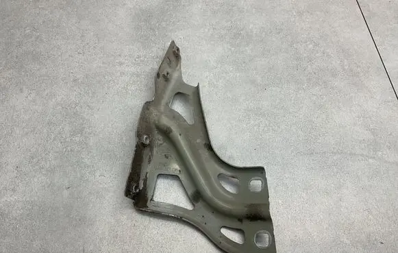 Audi Q3 8U Fender mounting bracket 8U0821135
