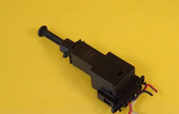 Volkswagen PASSAT B5 Brake pedal sensor switch 1J0945511A