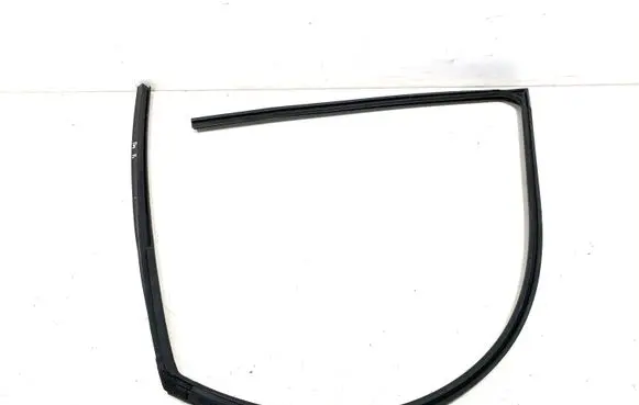 KIA Sorento Rubber seal front door window/glass 